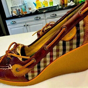 Sperry topsiders leather women’s. Wedge heel with plaid detail Sz 8.5